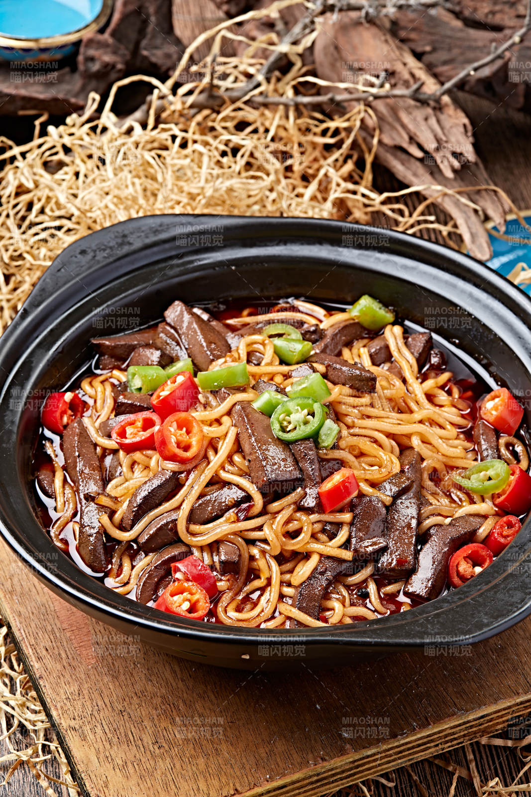 传统小吃鸭血粉丝煲图片