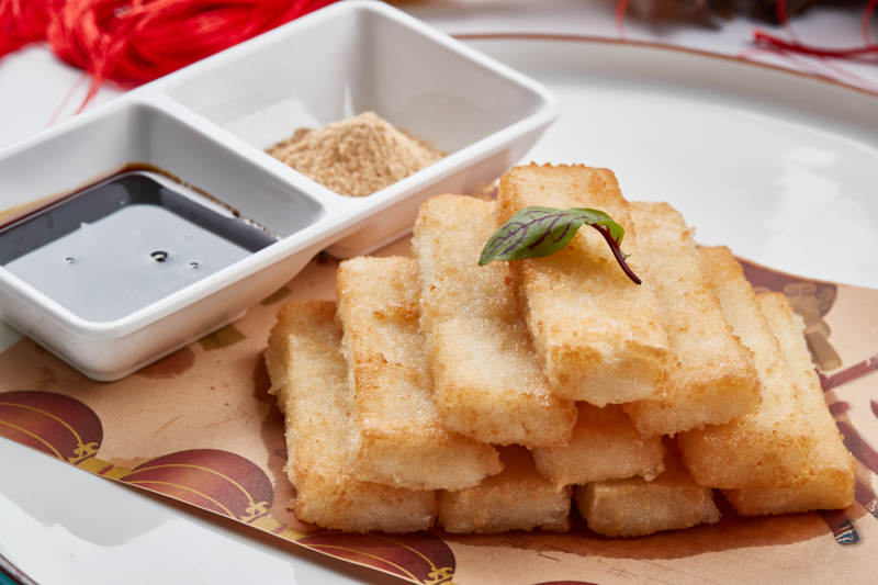 白色瓷盘装的的油炸酸奶糕图片