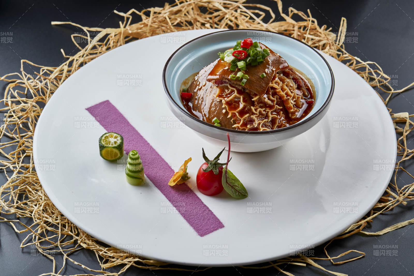 黑色背景上的瓷餐具装的川味夫妻肺片图片