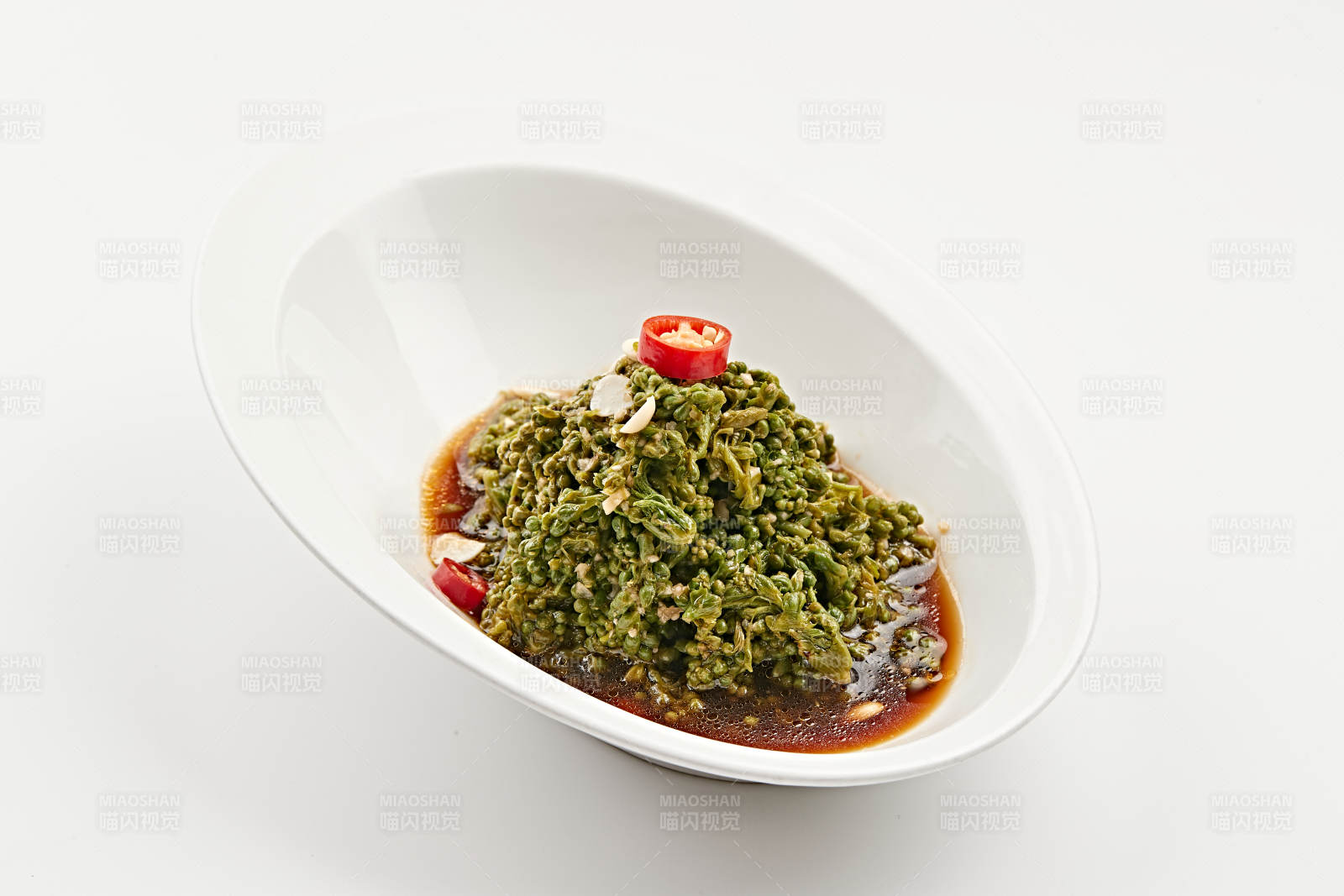 白色瓷盘装的醋腌凉拌木瓜花图片