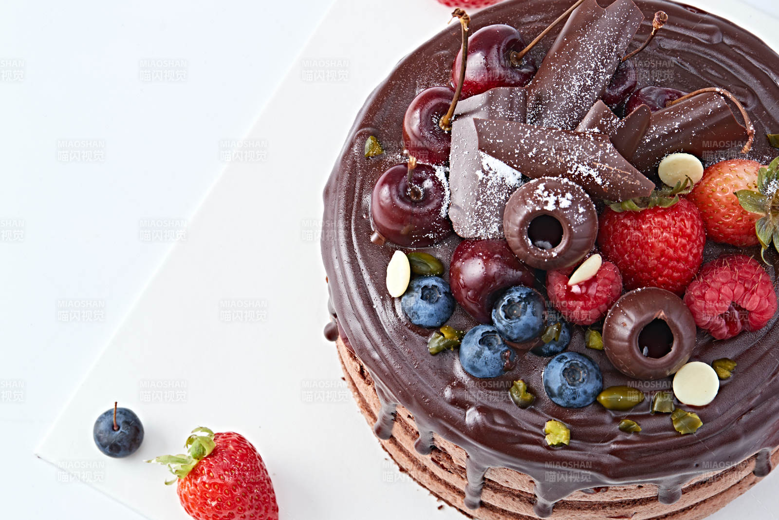 蓝莓草莓车厘子巧克力鲜奶慕斯生日蛋糕图片