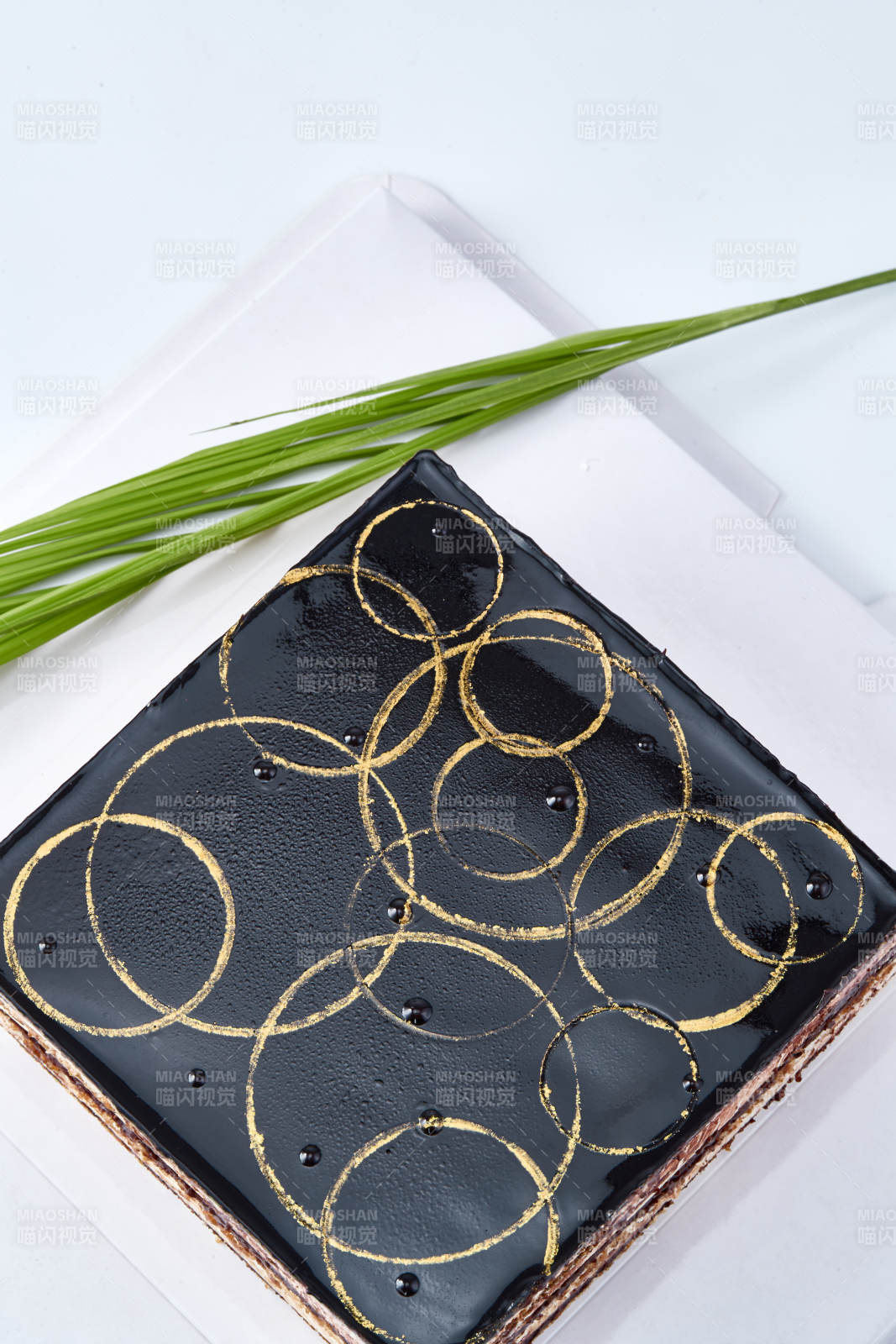 比利黑巧克力鲜奶慕斯杏仁蛋糕图片