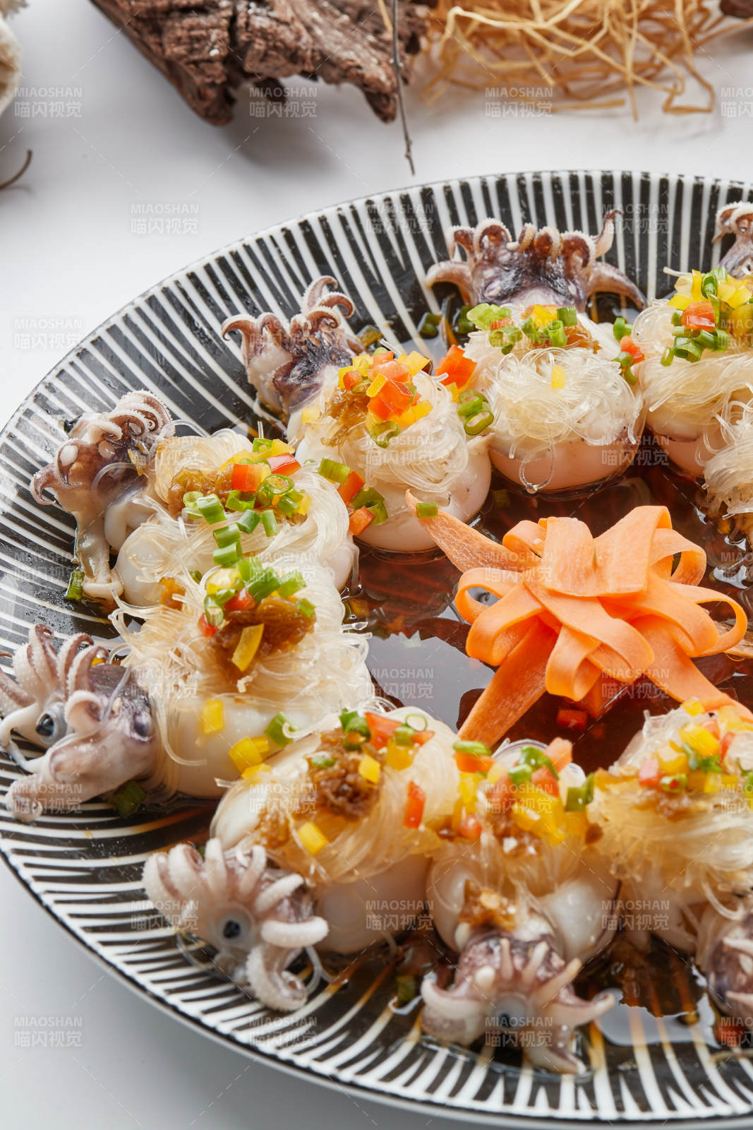 精美餐具装的蒜蓉粉丝蒸籽乌图片