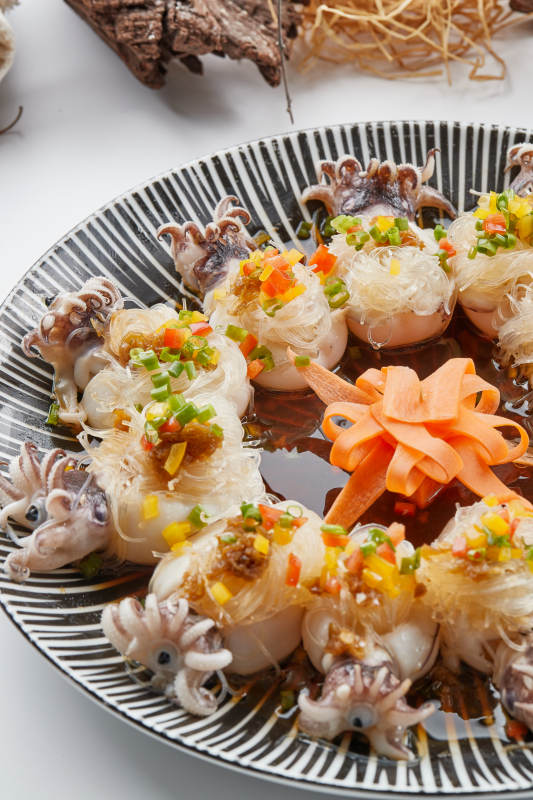 精美餐具装的蒜蓉粉丝蒸籽乌图片