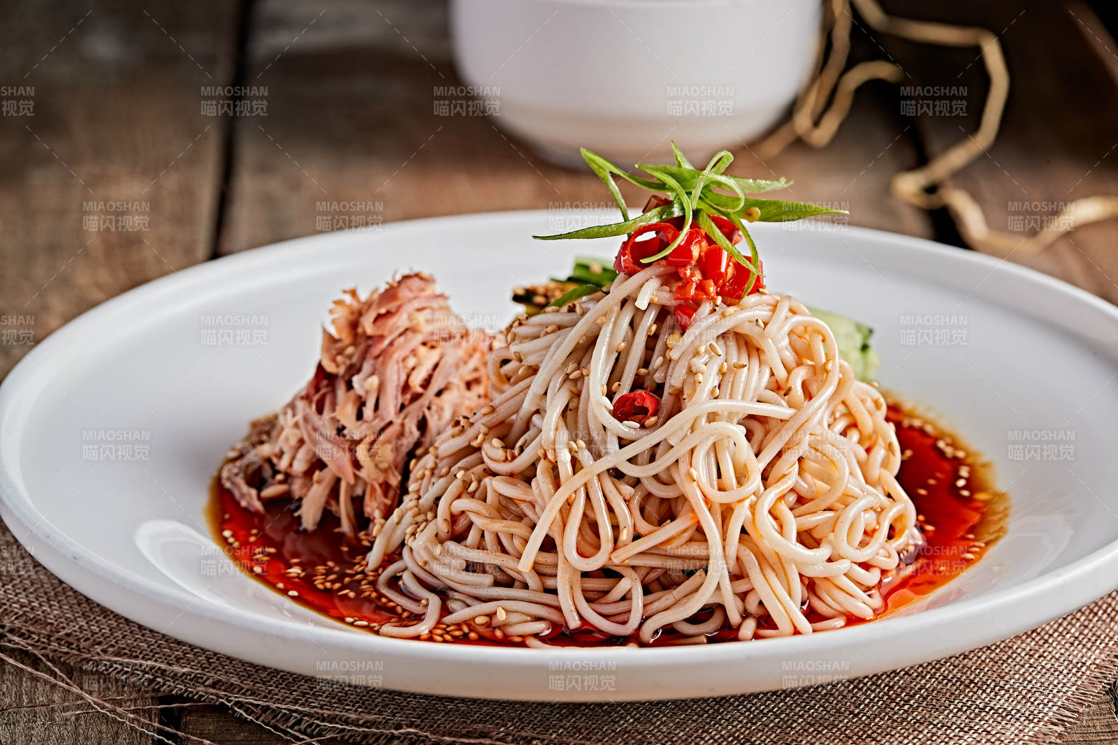 白色瓷盘装红油鸡丝冷面图片