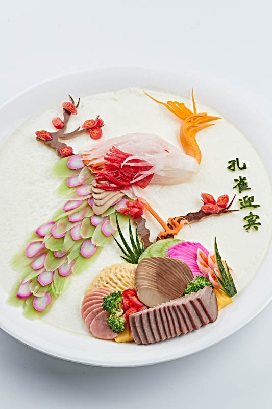 制作精雕刻精良摆盘艺术的孔雀迎宾装饰菜图片