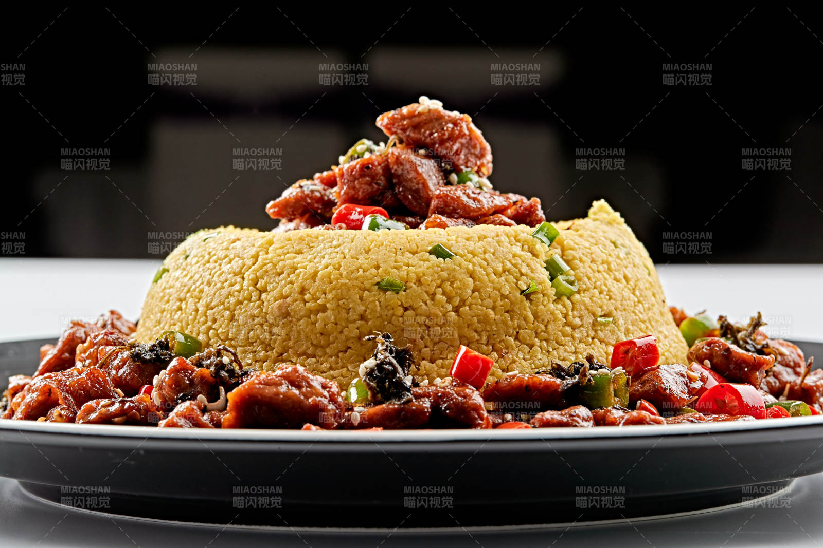 黑色磁盘装的金米辣味飘香牛仔粒图片