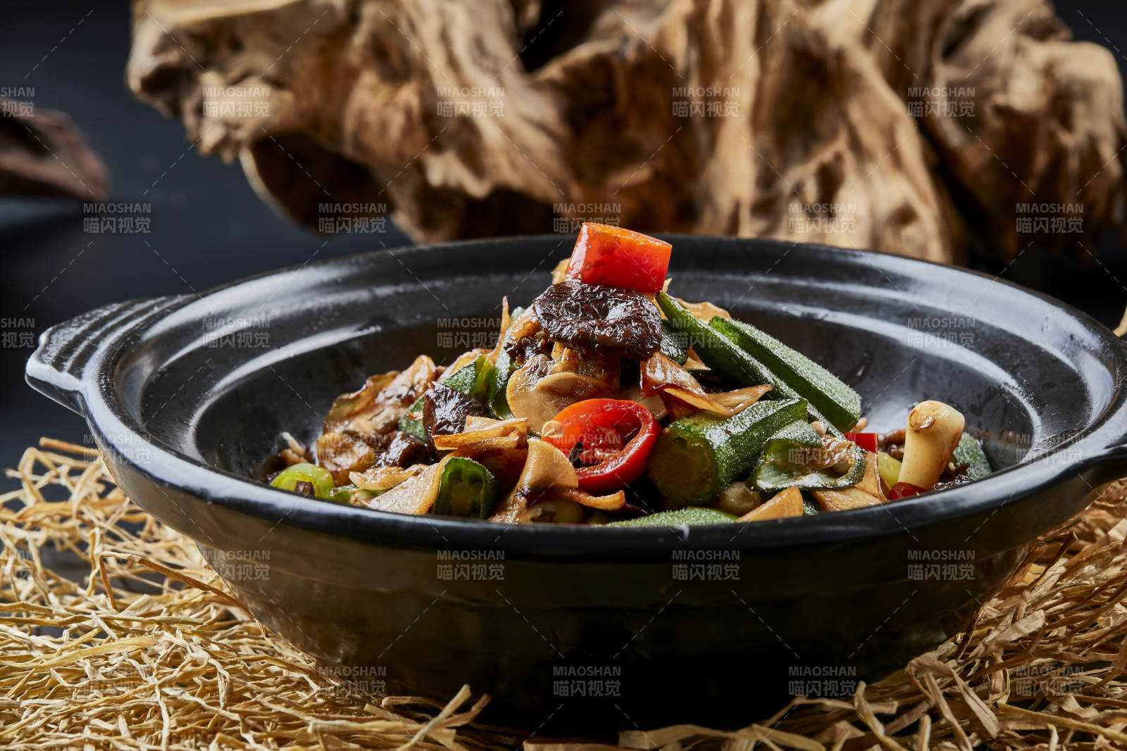 褐色砂锅装的酱包秋葵山珍菌图片