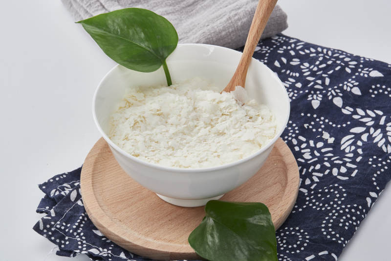 白色背景上的速食土豆泥颗粒图片