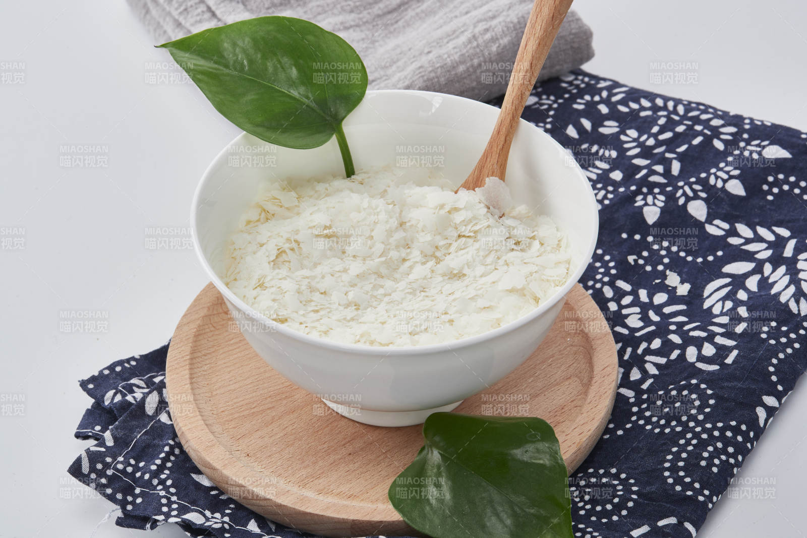 白色背景上的速食土豆泥颗粒图片