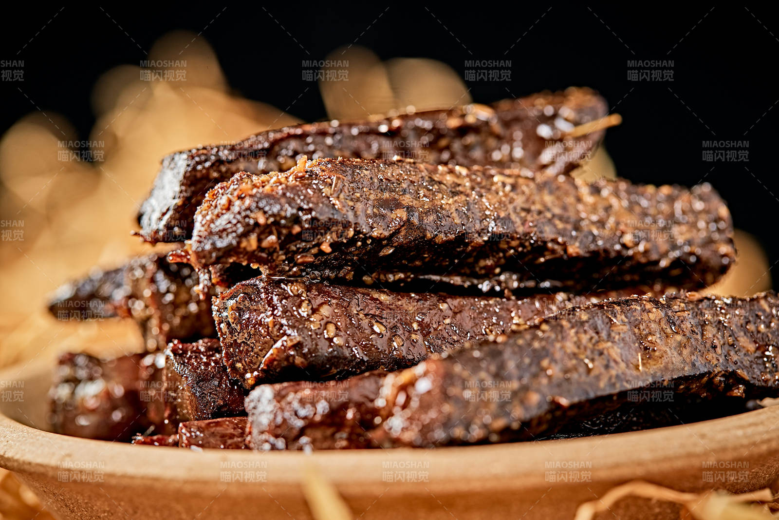 陶瓷餐具装摆的内蒙古特产牛肉干图片