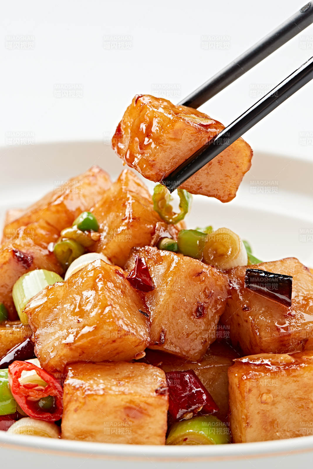 白色瓷盘装的宫保味广式萝卜糕图片