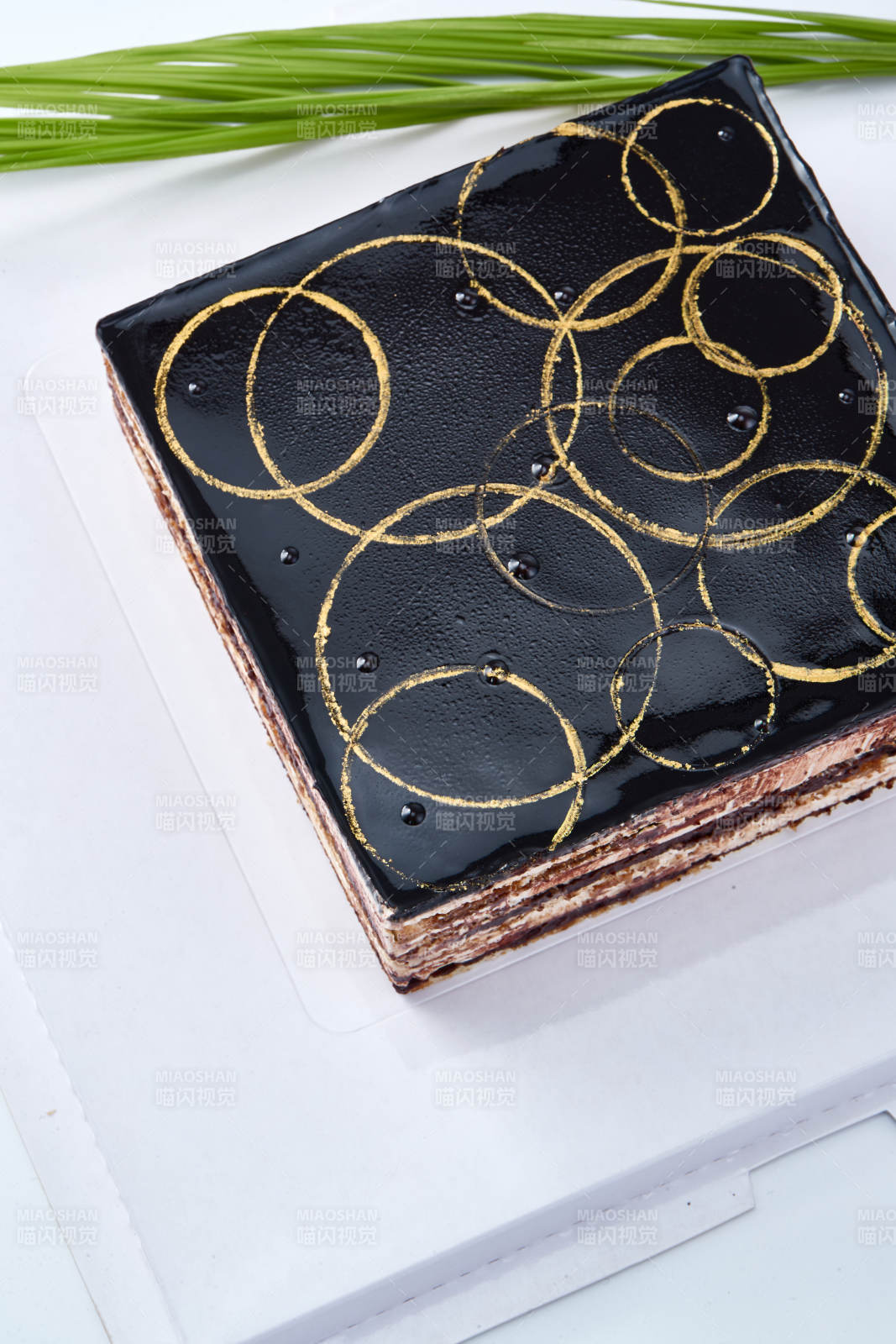 比利黑巧克力鲜奶慕斯杏仁蛋糕图片