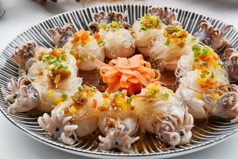 精美餐具装的蒜蓉粉丝蒸籽乌图片