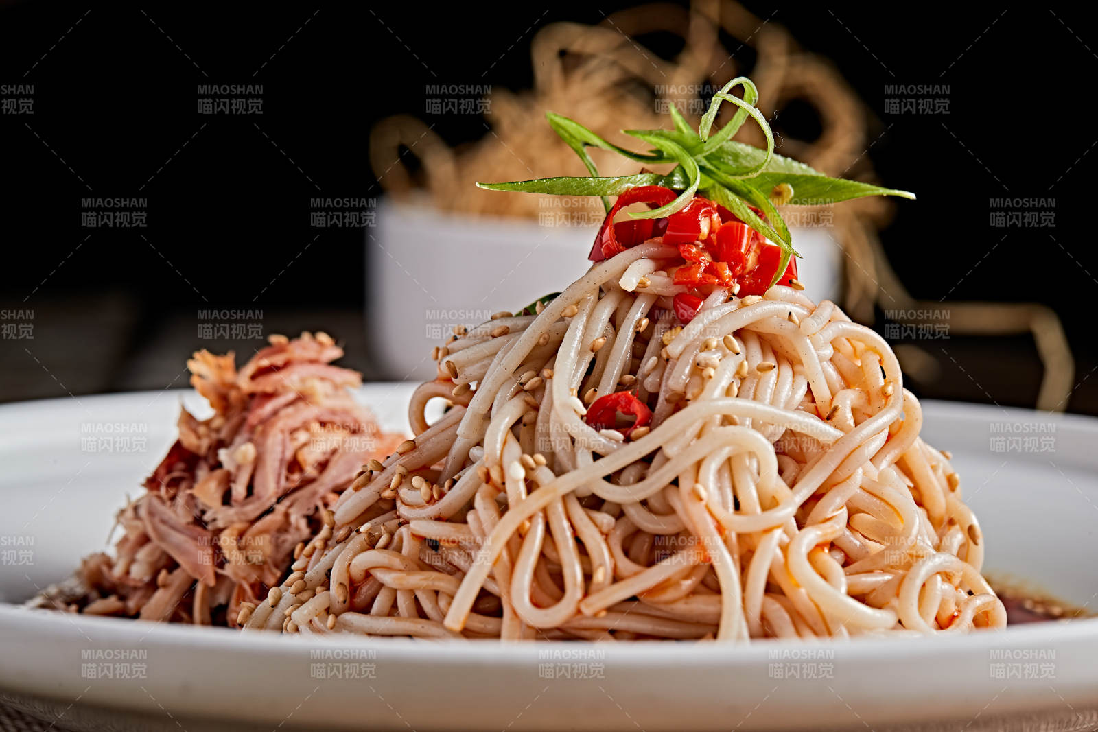 白色瓷盘装红油鸡丝冷面图片