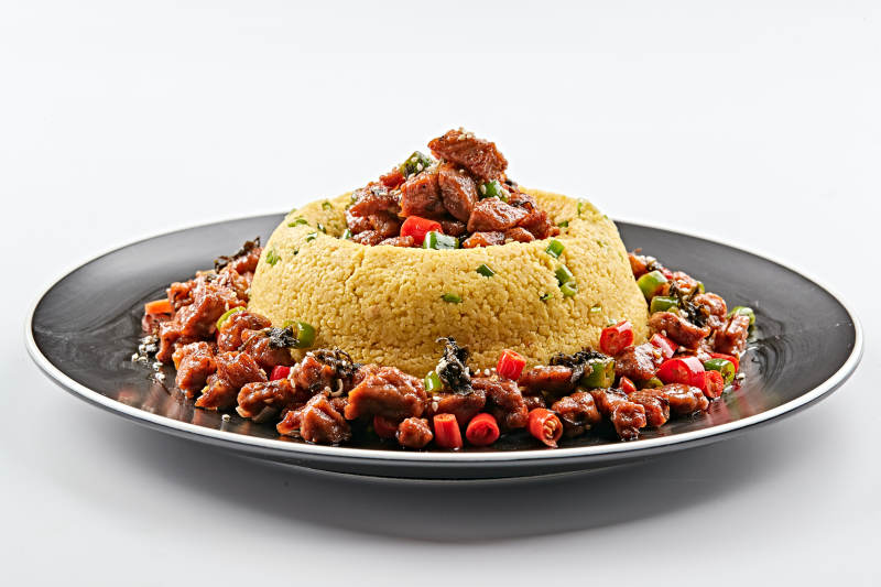 黑色磁盘装的金米辣味飘香牛仔粒图片