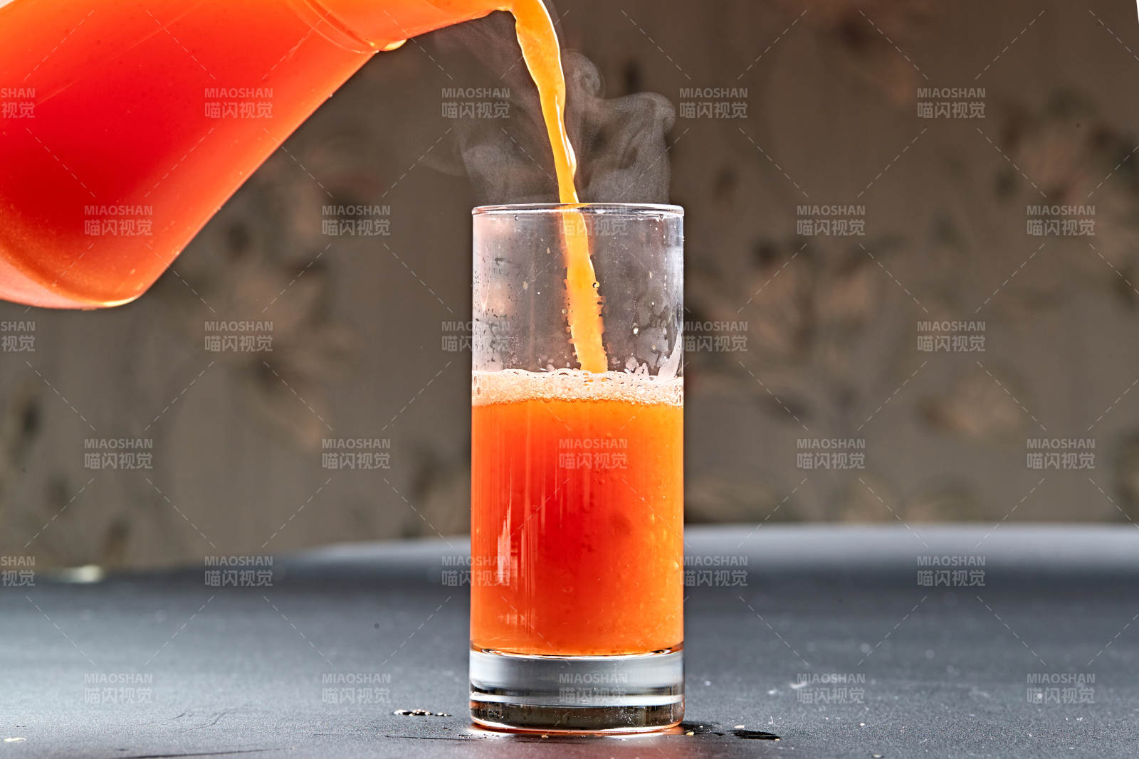 玻璃器皿装的鲜榨胡萝卜汁图片