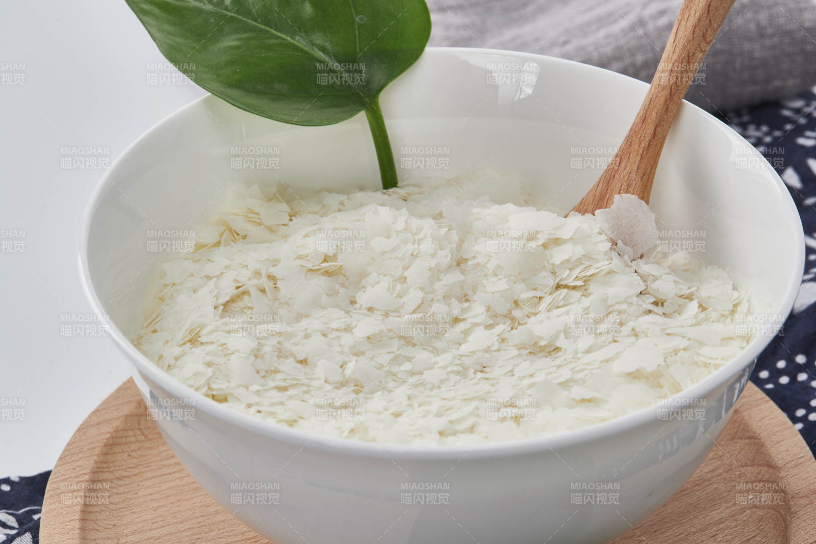 白色背景上的速食土豆泥颗粒图片