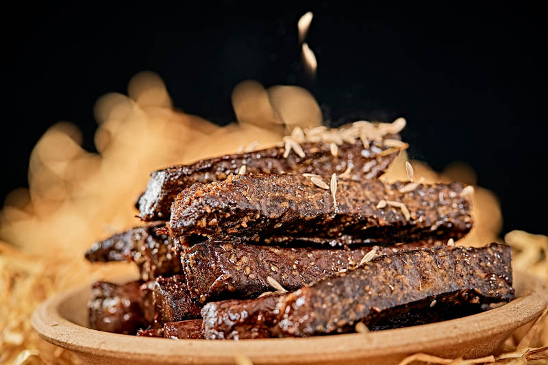 陶瓷餐具装摆的内蒙古特产牛肉干图片