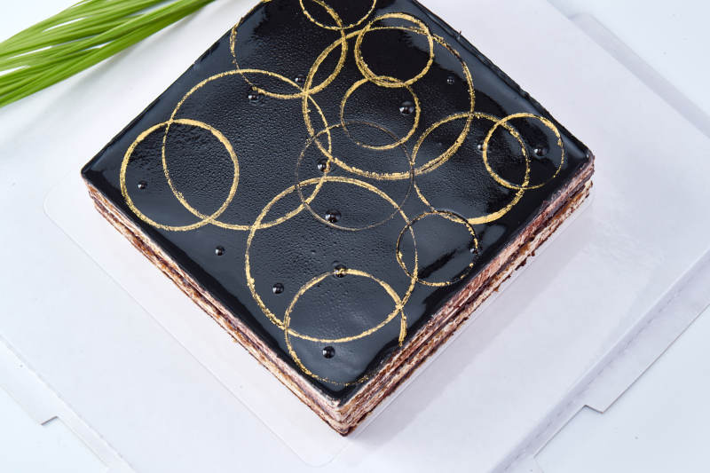 比利黑巧克力鲜奶慕斯杏仁蛋糕图片