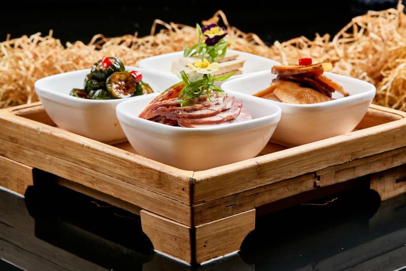 木质方桌摆放的农家四碗香图片