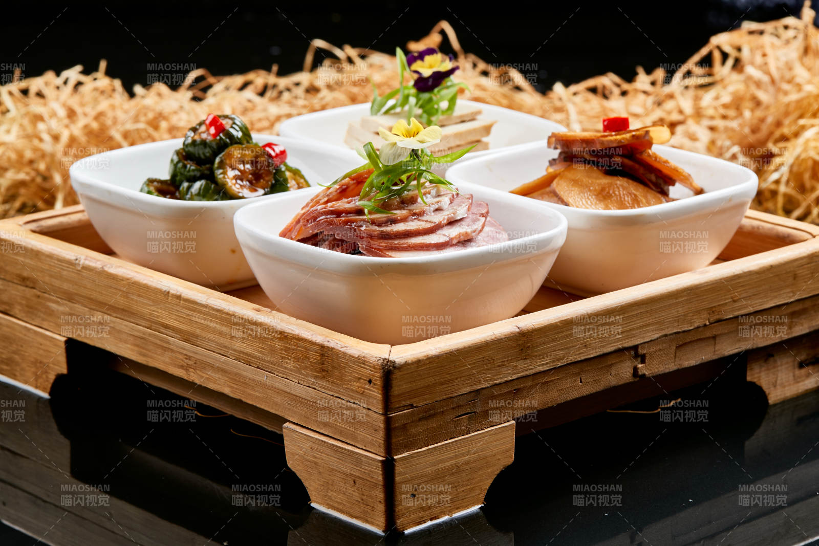 木质方桌摆放的农家四碗香图片