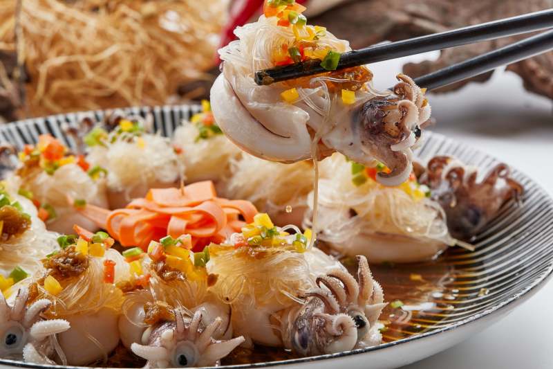 精美餐具装的蒜蓉粉丝蒸籽乌图片