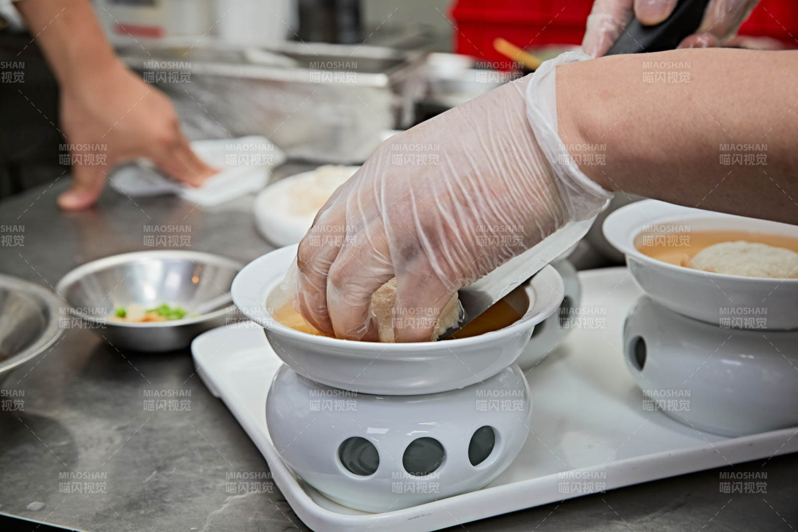 人与食物紧张忙碌的中餐厨房图片