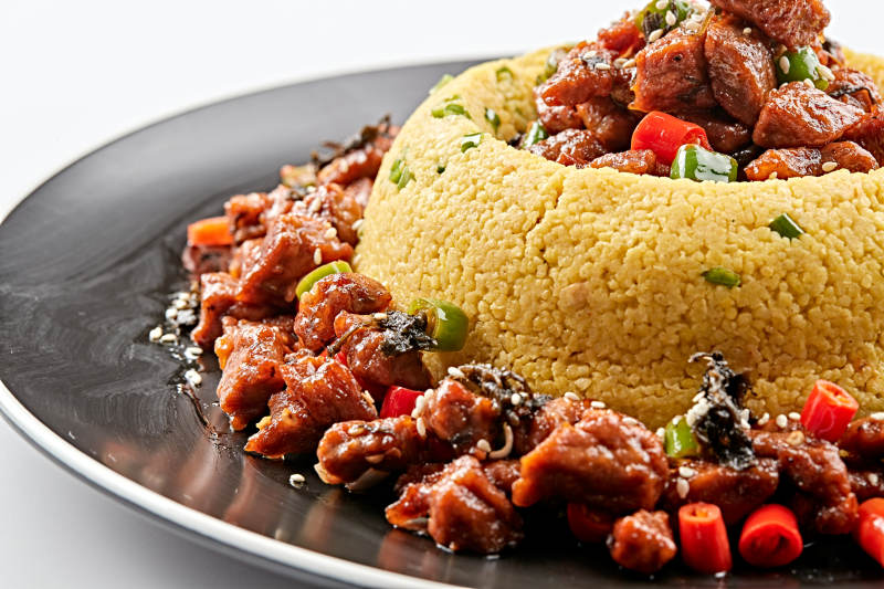 黑色磁盘装的金米辣味飘香牛仔粒图片