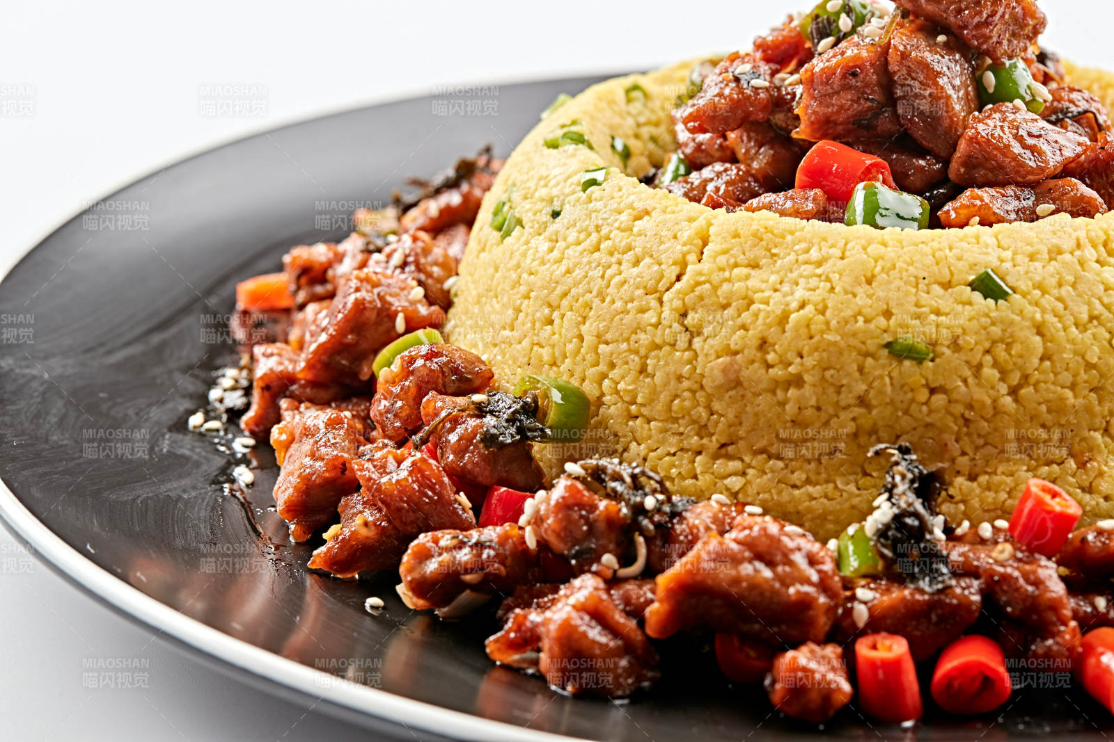 黑色磁盘装的金米辣味飘香牛仔粒图片