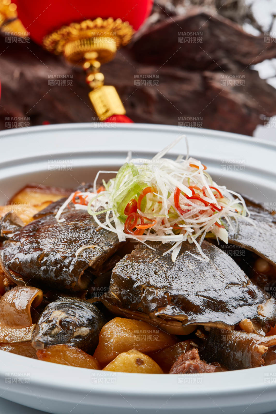 白色砂锅装的滋补萝卜炖甲鱼图片