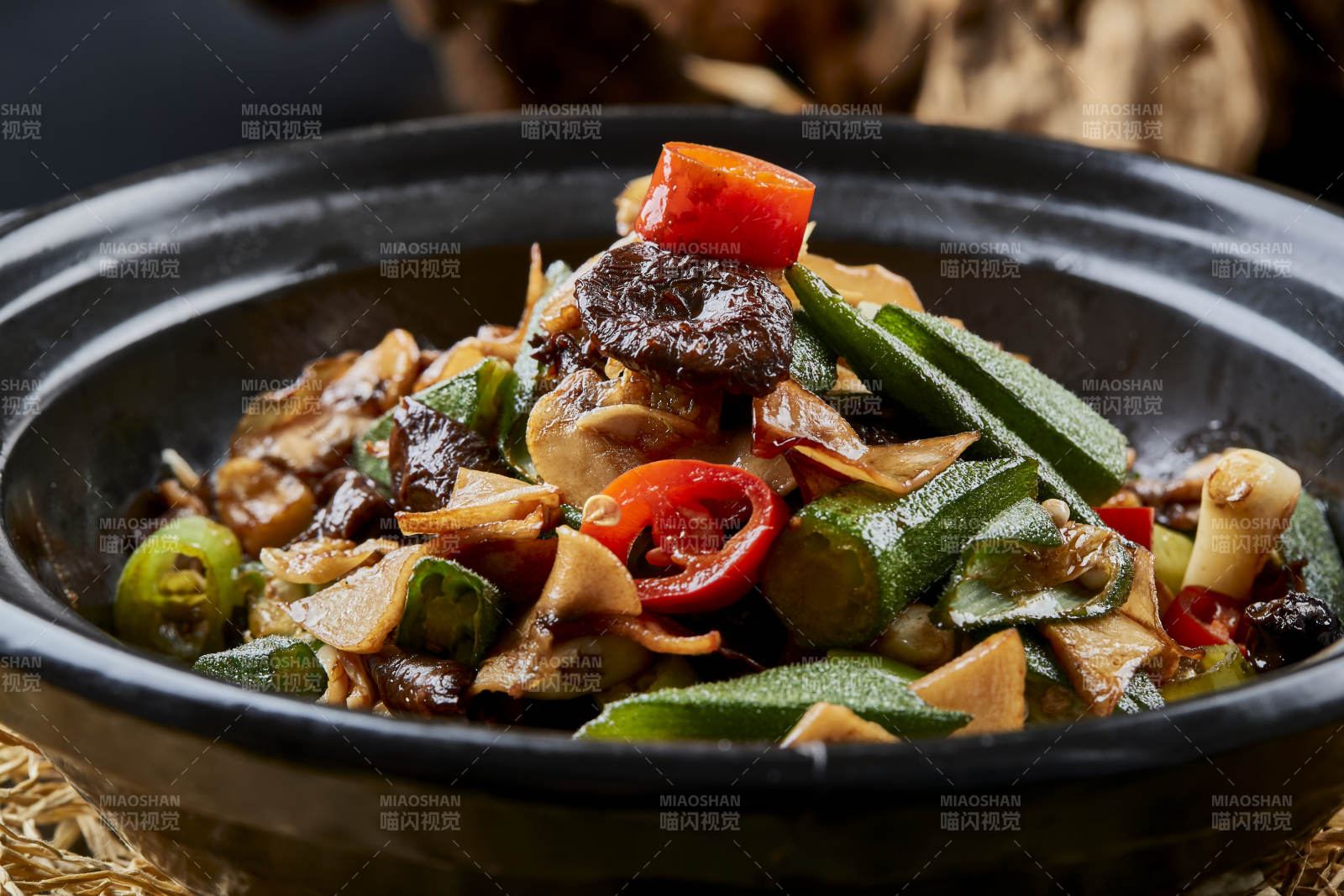 褐色砂锅装的酱包秋葵山珍菌图片