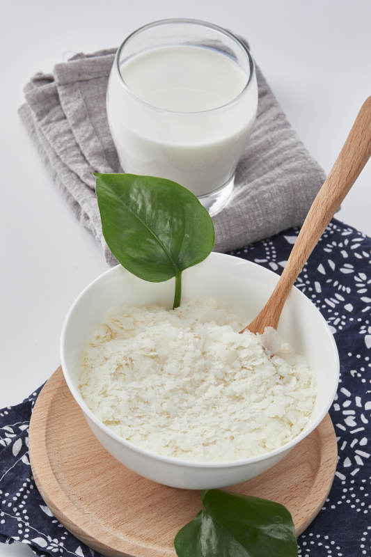 白色背景上的速食土豆泥颗粒图片