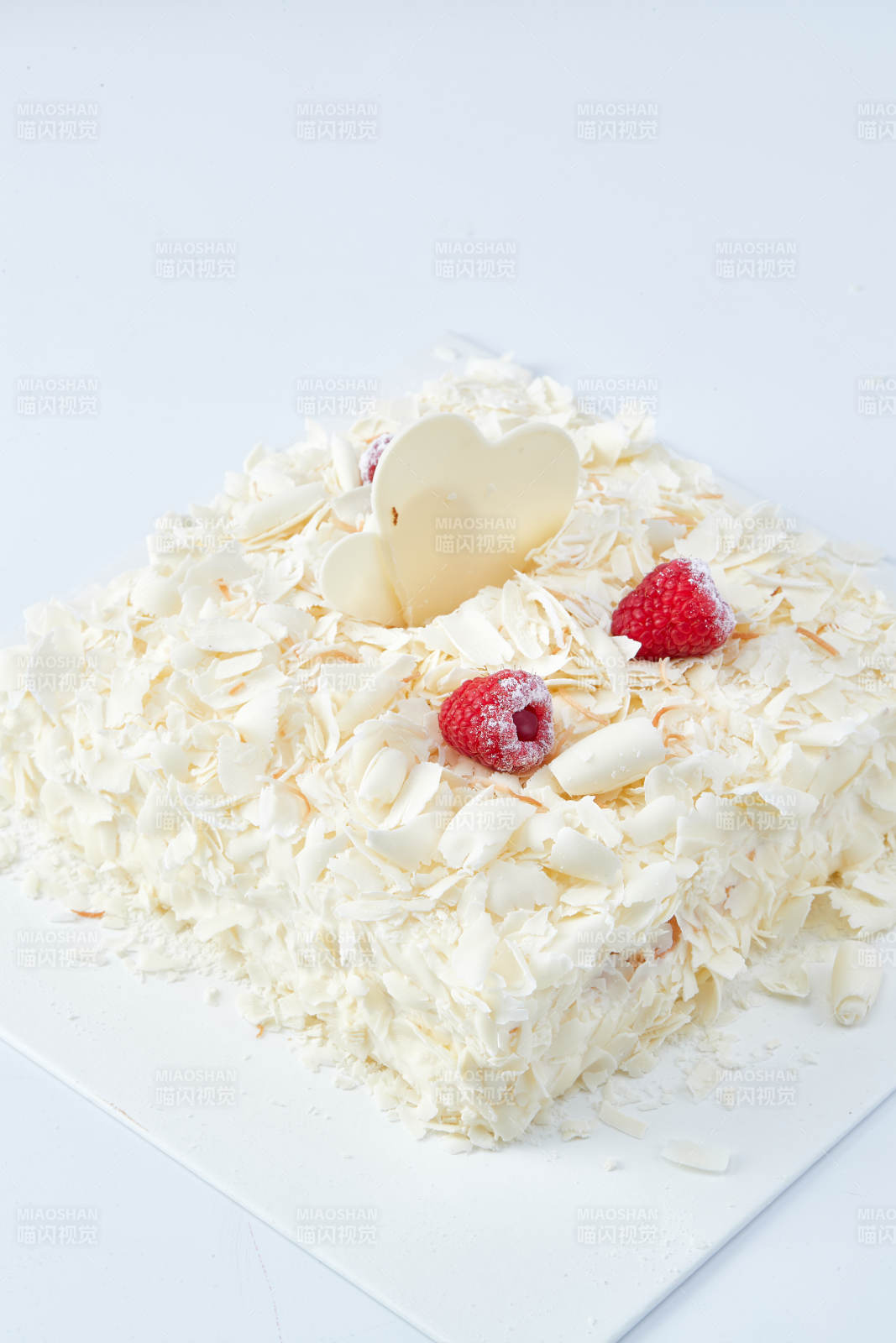 草莓白巧克力榴莲慕斯生日蛋糕图片