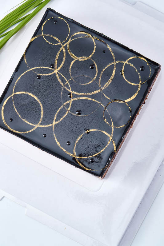 比利黑巧克力鲜奶慕斯杏仁蛋糕图片