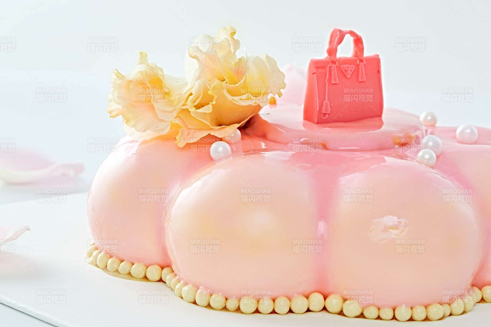 玫瑰初吻蓝莓夹心鲜奶蛋糕图片