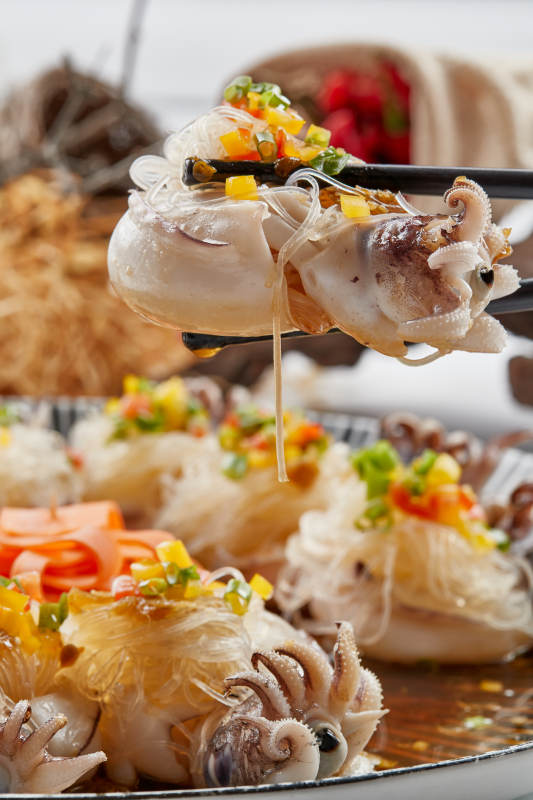 精美餐具装的蒜蓉粉丝蒸籽乌图片