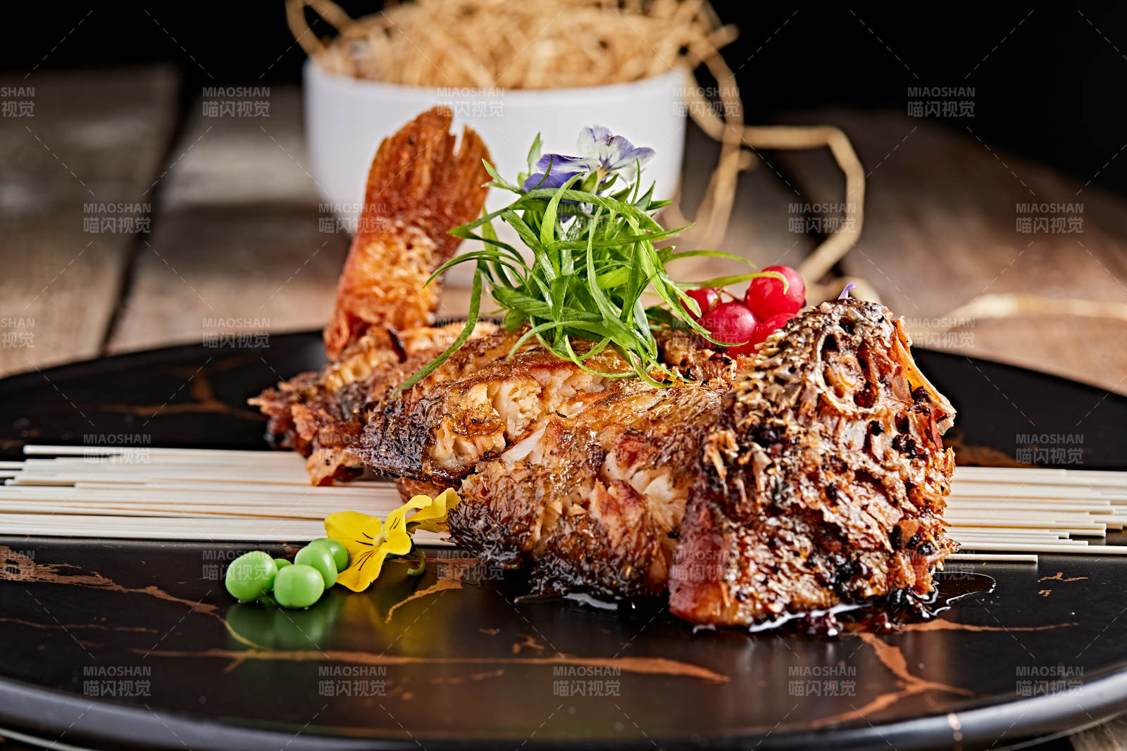 精美瓷餐具装的油炸糟醉鱼图片