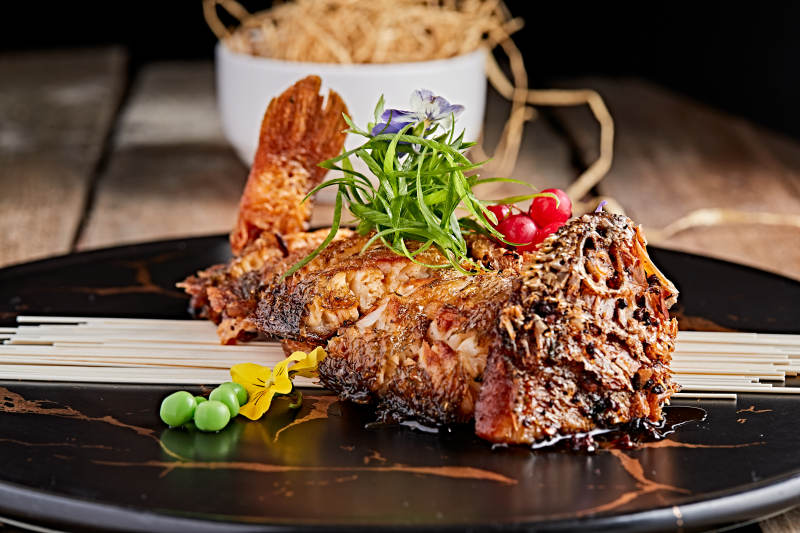 精美瓷餐具装的油炸糟醉鱼图片