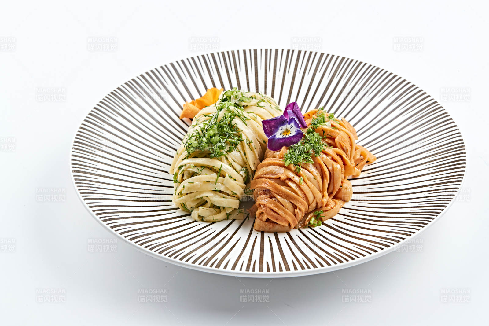 精美瓷餐具装的双味双色荞麦面图片