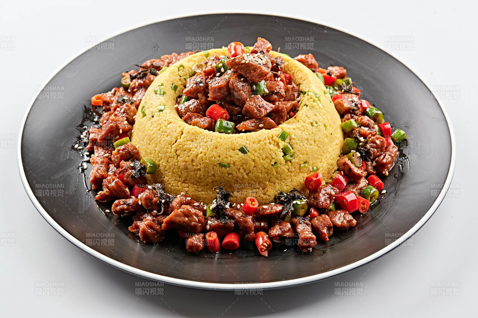 黑色磁盘装的金米辣味飘香牛仔粒图片