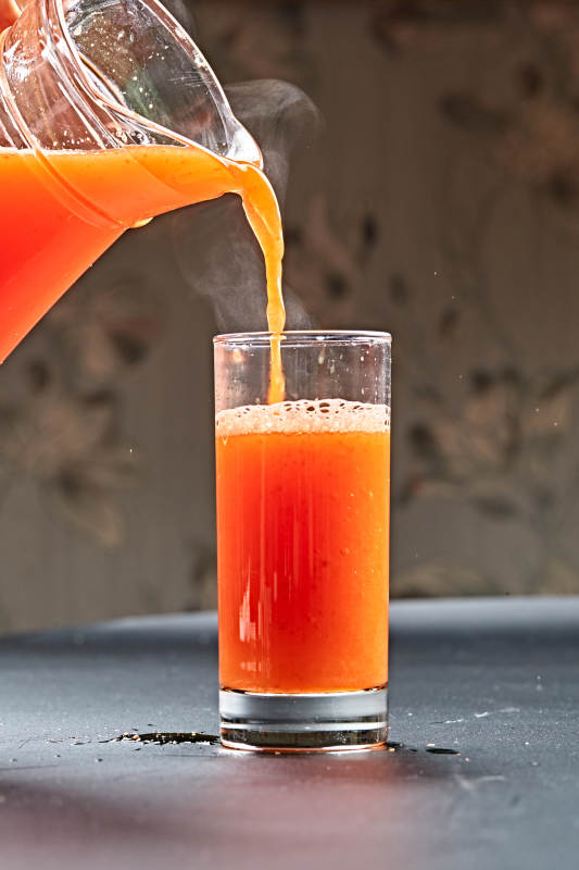 玻璃器皿装的鲜榨胡萝卜汁图片