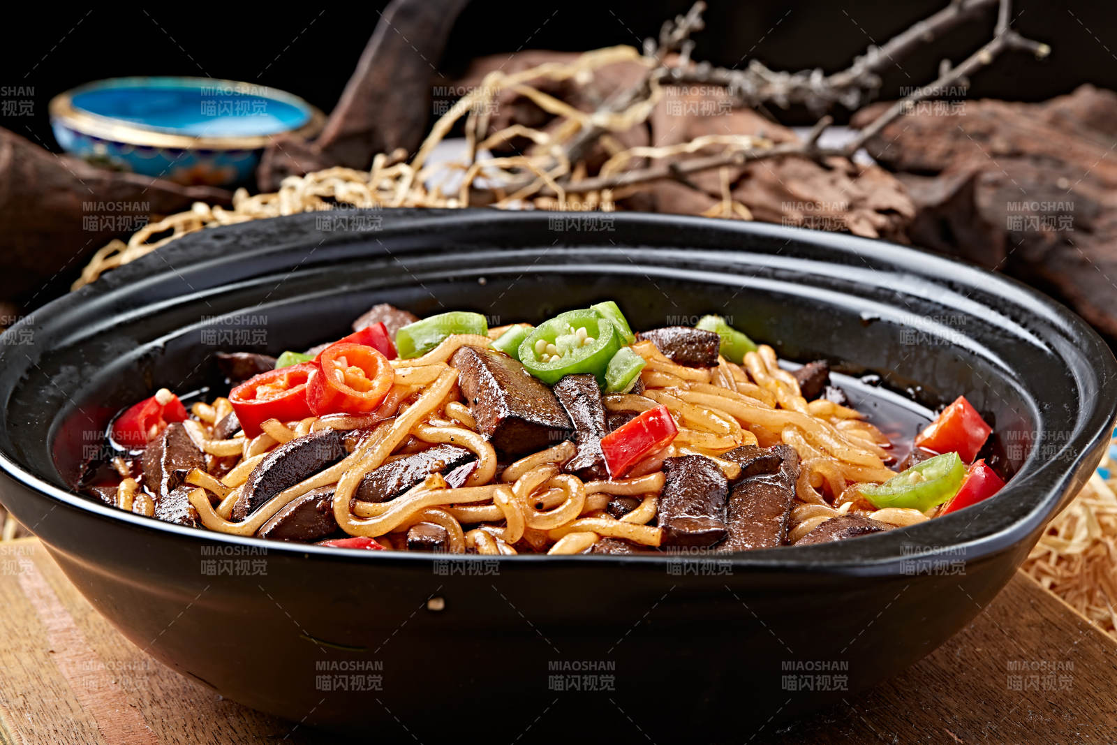 传统小吃鸭血粉丝煲图片