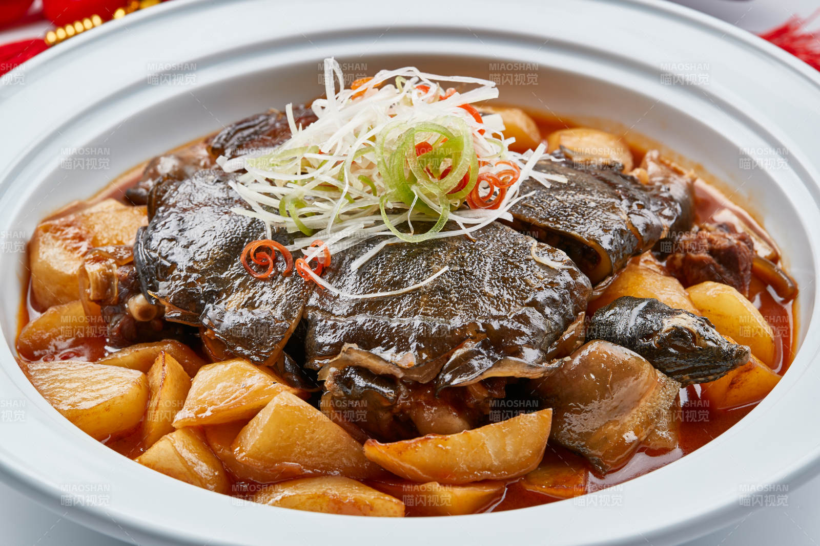 白色砂锅装的滋补萝卜炖甲鱼图片