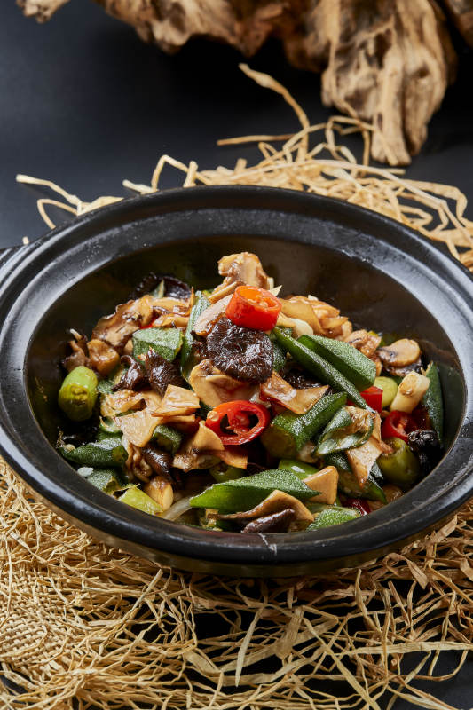 褐色砂锅装的酱包秋葵山珍菌图片