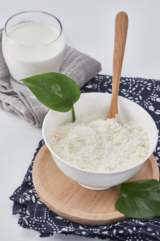 白色背景上的速食土豆泥颗粒图片