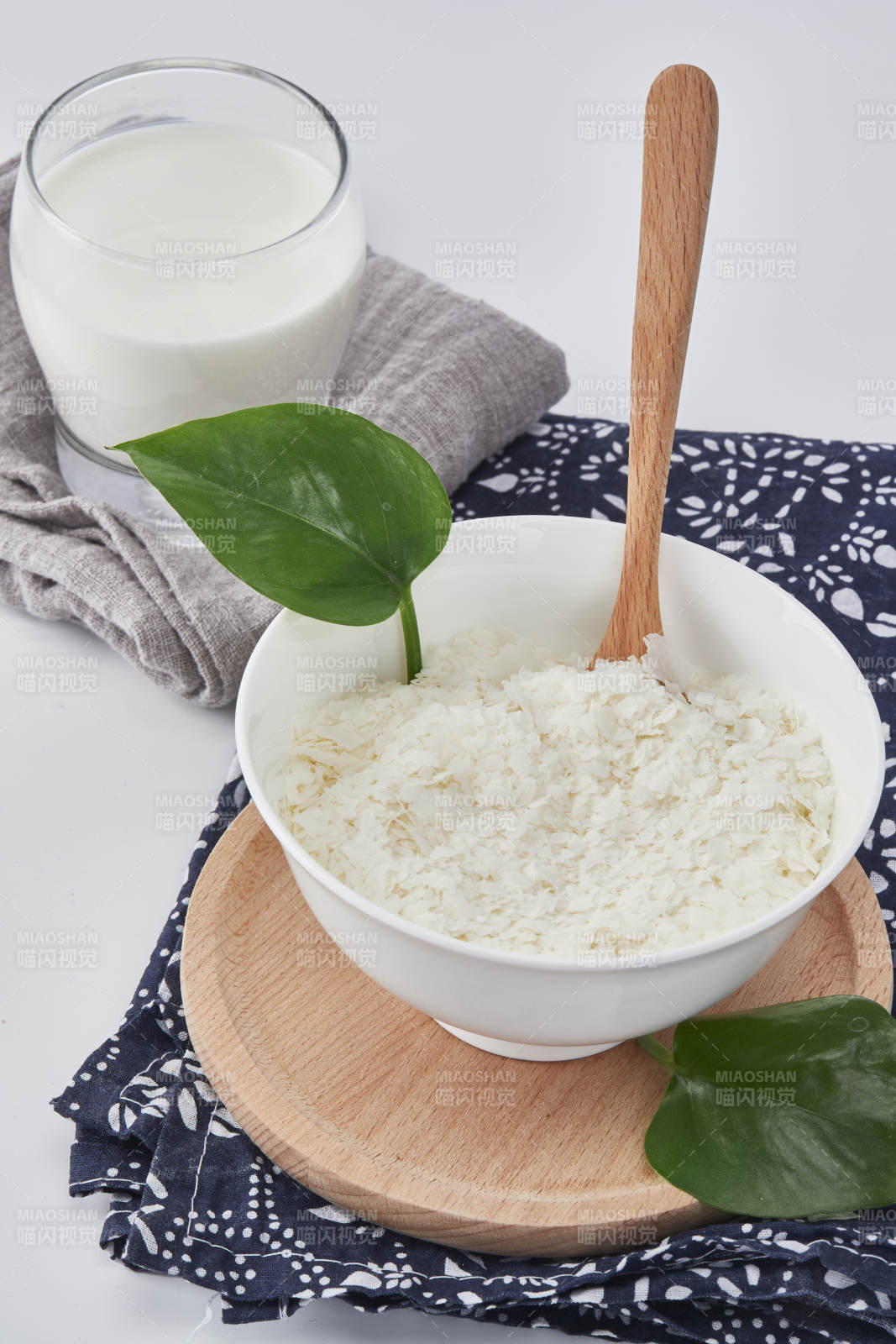 白色背景上的速食土豆泥颗粒图片