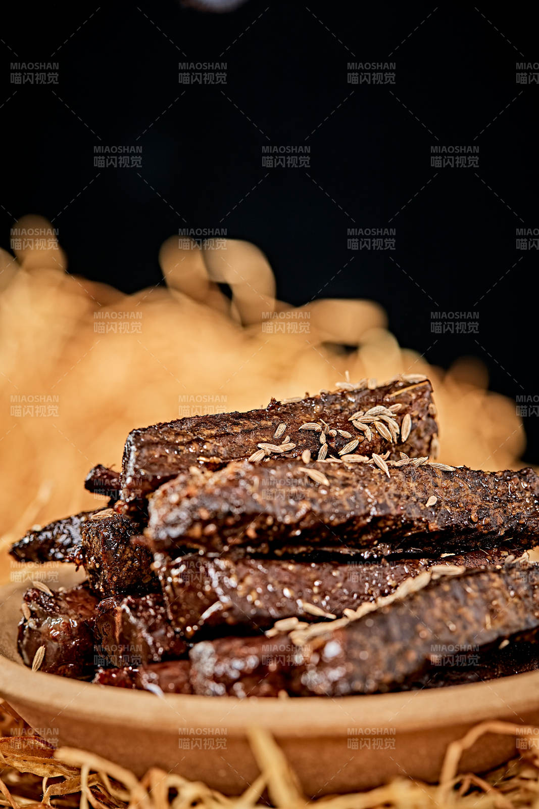 陶瓷餐具装摆的内蒙古特产牛肉干图片