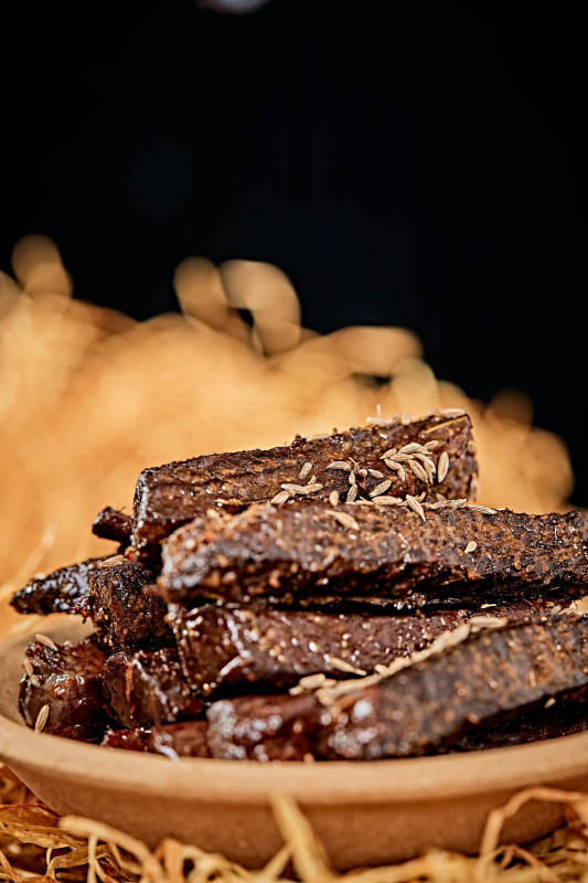 陶瓷餐具装摆的内蒙古特产牛肉干图片