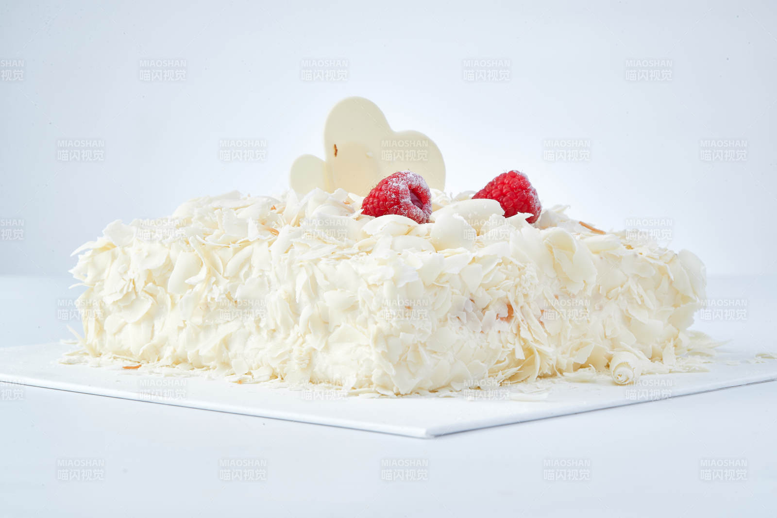 草莓白巧克力榴莲慕斯生日蛋糕图片